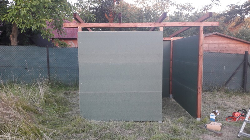 04.07.2018 Během prvního dne jsme udělali konstrukci a namontovali stěny, čeká nás ještě střecha a dveře.