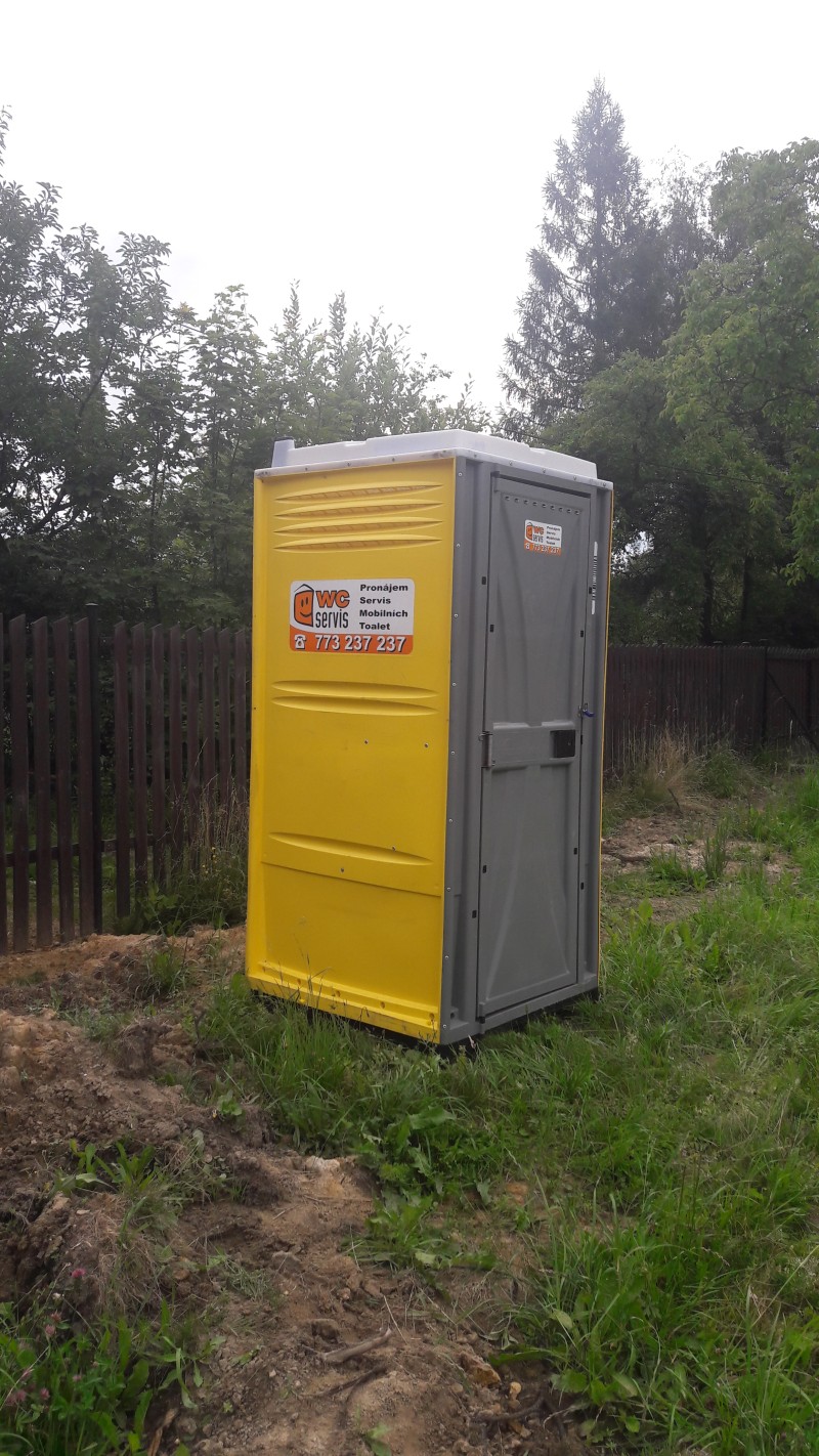 2.7.2018 jsme nechali na pozemek přivést WC pro dělníky od společnosti WC servis