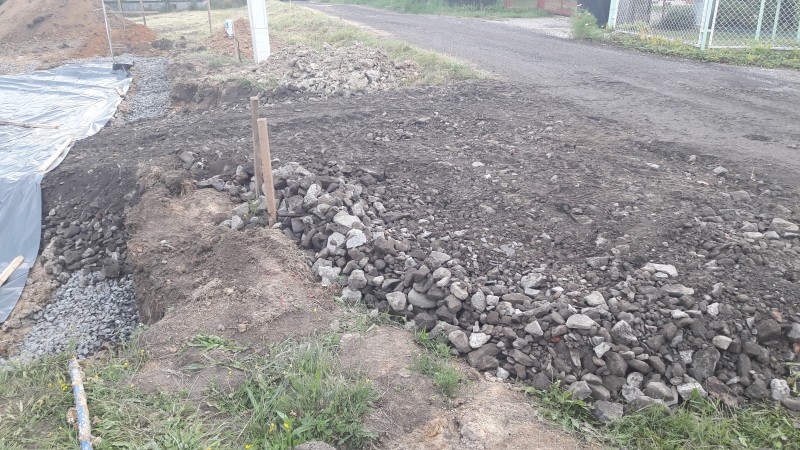 11.7.2018 Zpevnění příjezdu na staveniště