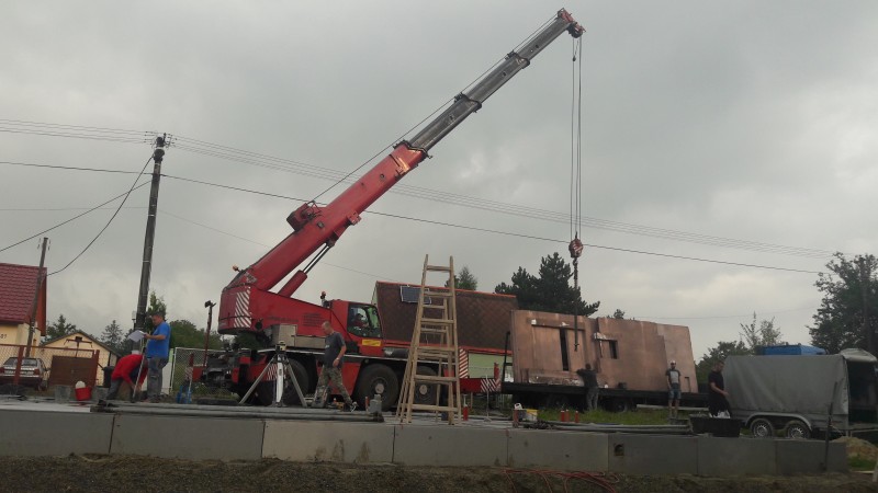 Montáž stěn začala okolo 8. ráno, na stavbě pracovalo cca 8 dělníků. 