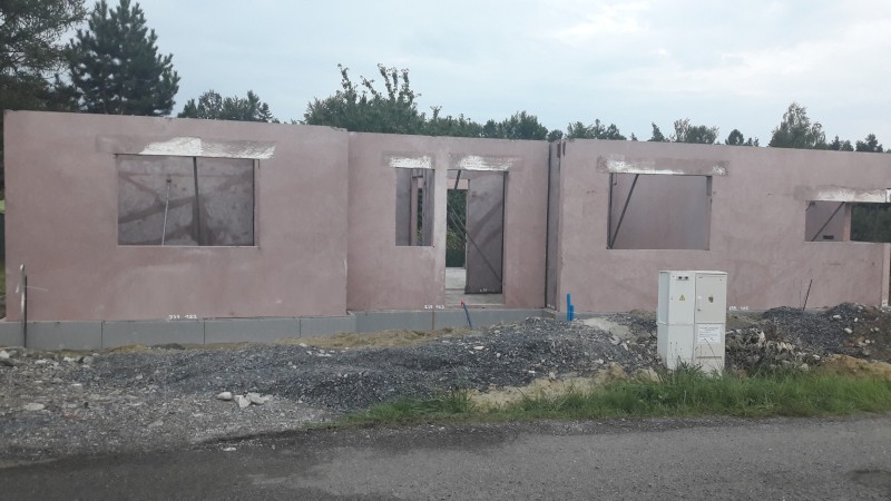 S montáží pracanti začali okolo 8. ráno a něco málo po 13. hodině měli hotovo. Měli snad jen jednu malou pauzu, kdy jsem viděla, že se stihli aspoň najíst a napít. Práce jim šla od ruky a naštěstí vše probíhalo bez komplikací. 